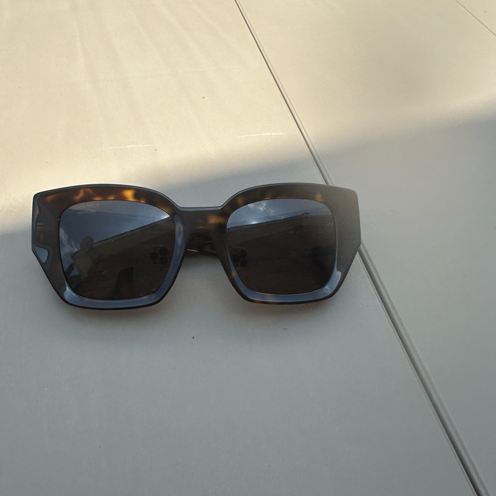 Chic Tortoise Shell Oversized Sunglasses